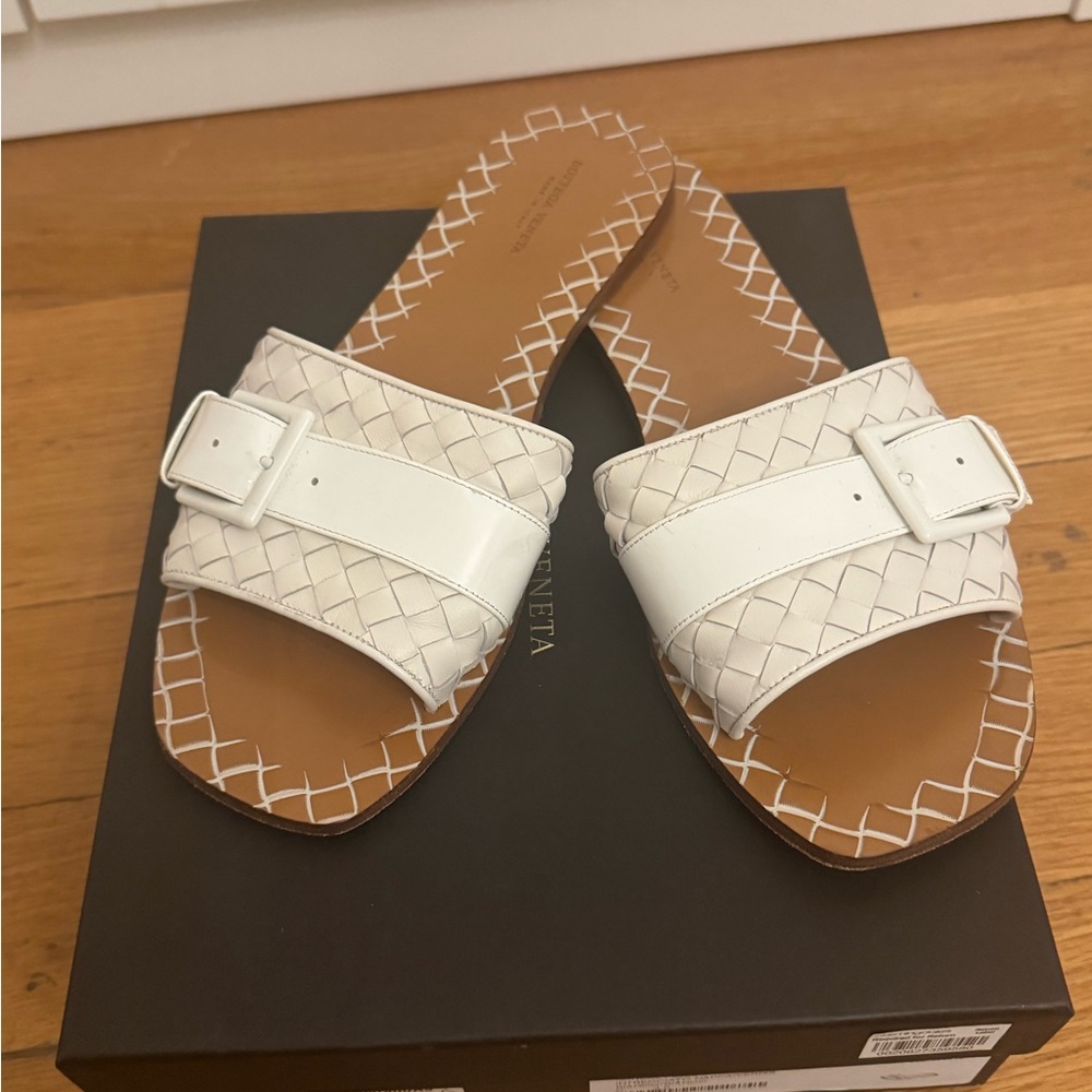 Bottega vaneta white buckle sandal. Size 40. Ships in box.